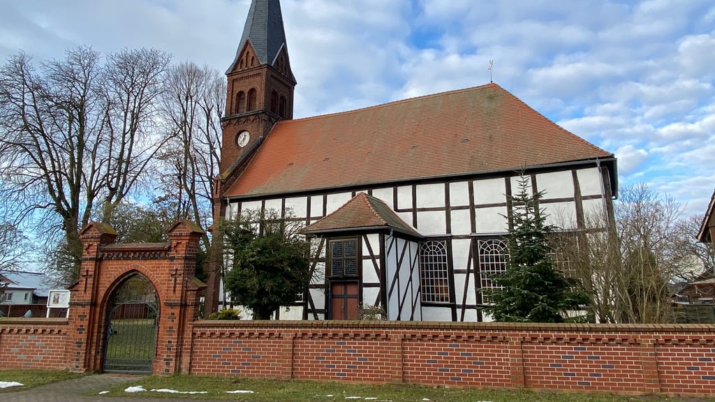 Mit einem Programm und Informationen der Architektin wird die Kirche in Güsen wiedereröffnet.