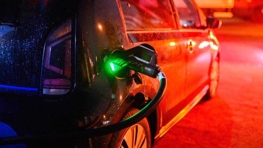 Nach der Streichung der Elektroauto-Kaufprämie Ende 2023 brachen die Verkaufszahlen von Elektrofahrzeugen an private Autofahrer ein; diese Phase ist laut HUK Coburg beendet. (Symbolbild)