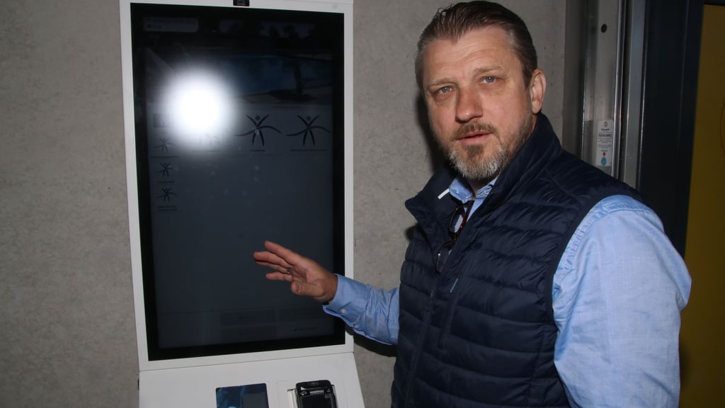 Sven Hause am Automaten im Schwimmbad.