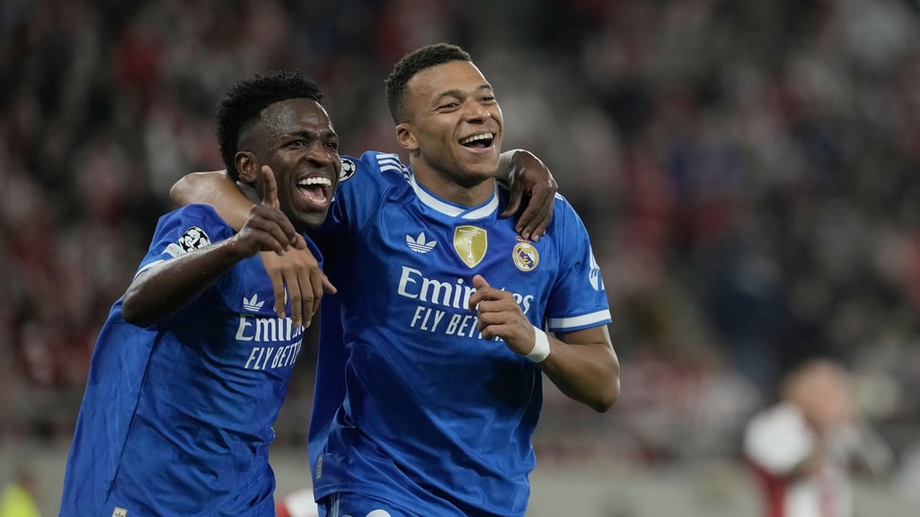 Kylian Mbappé (r) und Vinicius Junior von Real Madrid feiern den Champions-League-Sieg in Piräus.