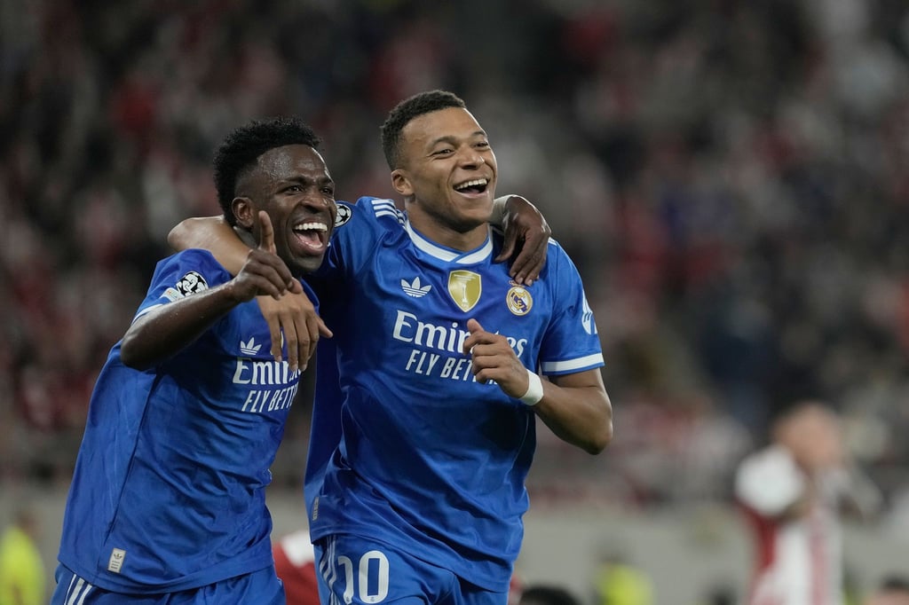 Kylian Mbappé (r) und Vinicius Junior von Real Madrid feiern den Champions-League-Sieg in Piräus.