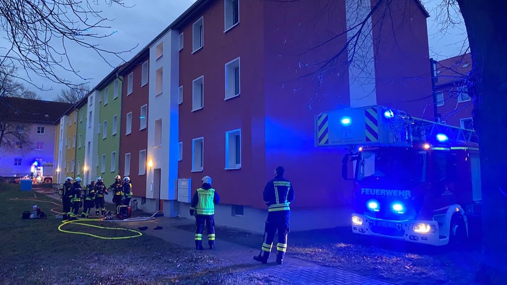 Die Feuerwehr musste am Donnerstag zu einem Wohnungsbrand in die Ascherslebener Lauestraße ausrücken.