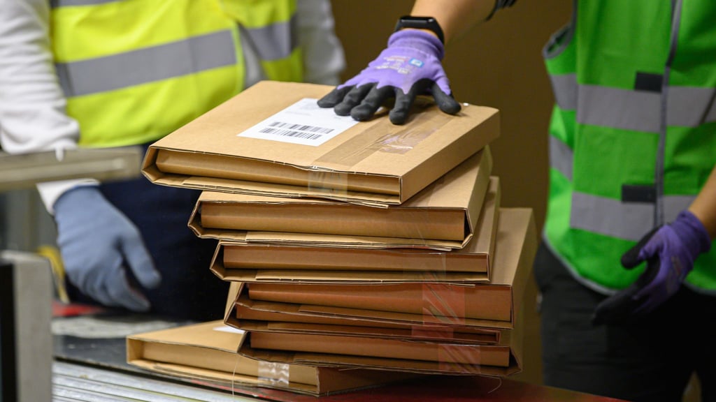 Pakete und Päckchen sollten bis zum 20. Dezember versendet werden. (Archivbild)