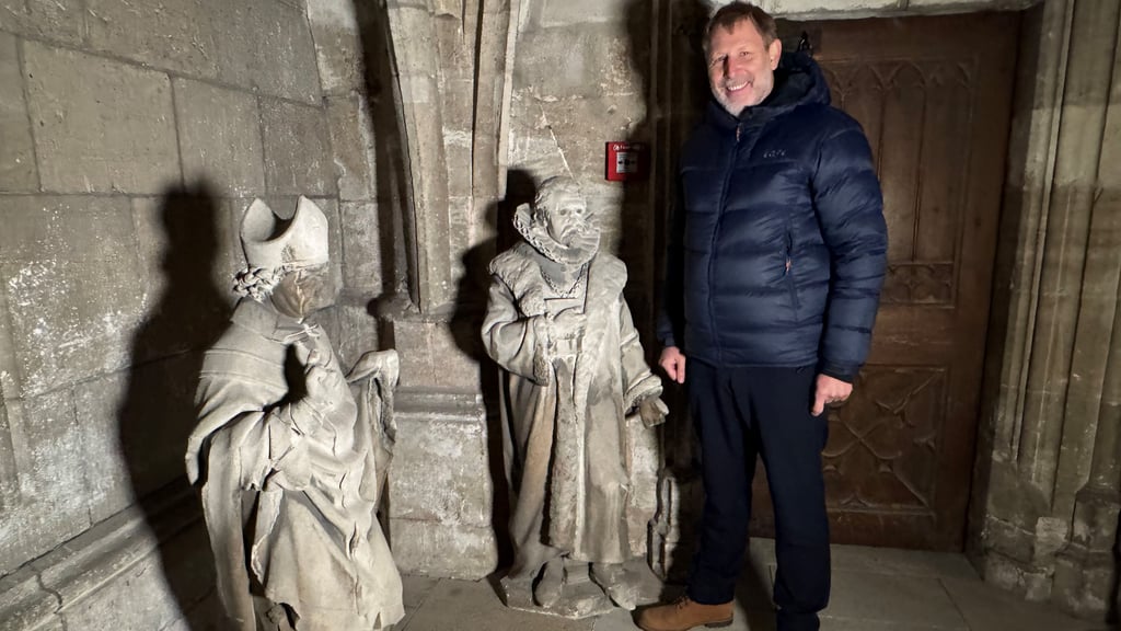 Peter Pinkernelle, Vorsitzender des Domvereins, neben den ersten beiden Pfeilerfiguren, die nach ihrer Restaurierung wieder ihren Platz an der Südempore des Halberstädter Doms einnehmen sollen. 