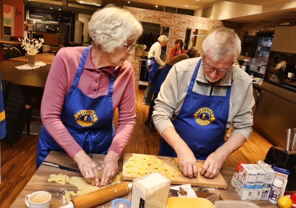 Die Lionsmitglieder Inge und Adelbert Stickel beim Ausstechen der Plätzchen.