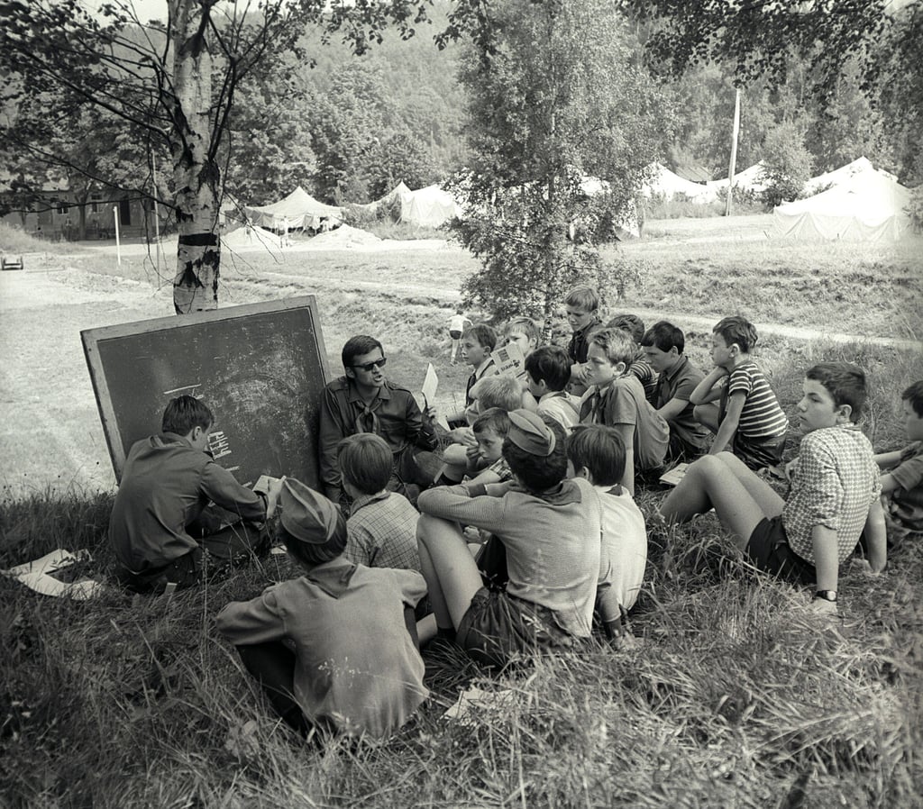 Bei Pionierlagern in der ehemaligen DDR standen für die Jugendlichen Sport, Spiel und verschiedene Veranstaltungen auf dem Programm - im Sinne der sozialistischen Erziehung.