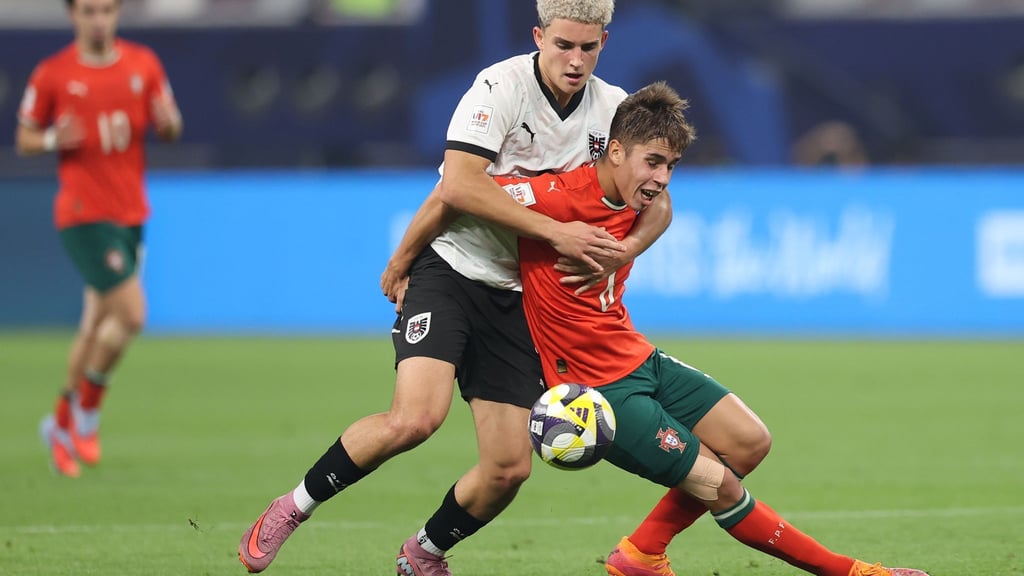 Packendes U17-WM-Finale: Österreichs Nicolas Jozepovic (l) im Duell mit Portugals Rafael Quintas.
