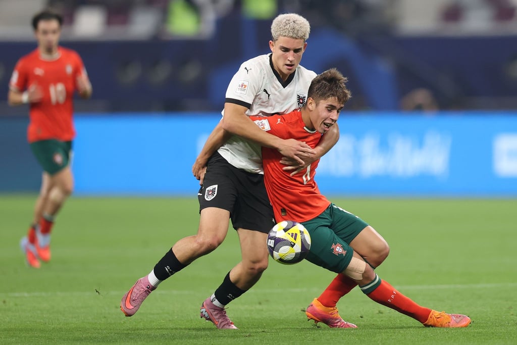 Packendes U17-WM-Finale: Österreichs Nicolas Jozepovic (l) im Duell mit Portugals Rafael Quintas.