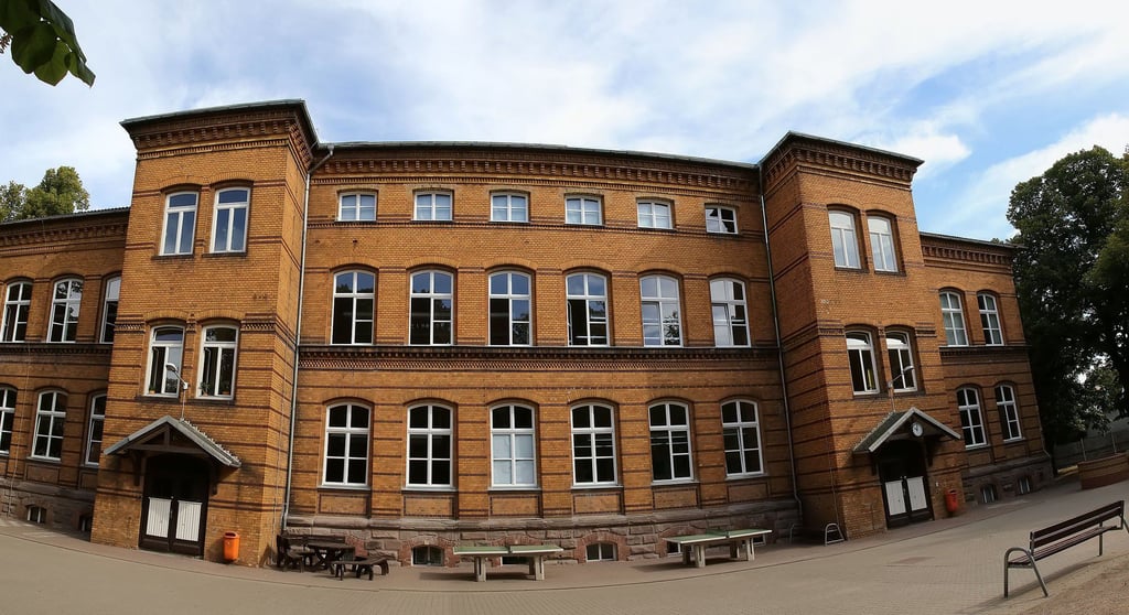 Blick auf die Sangerhäuser Goetheschule. Auf dem dortigen Pausenhof (Foto) wird es offenbar schon bald ein naturnahes Spielgerät geben. 