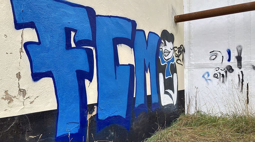 Diese Buchstaben im FCM-Stil hatten die Jugendlichen mit blauer Farbe gefüllt, ein weiterer Schriftzug existierte in seinen Umrissen.