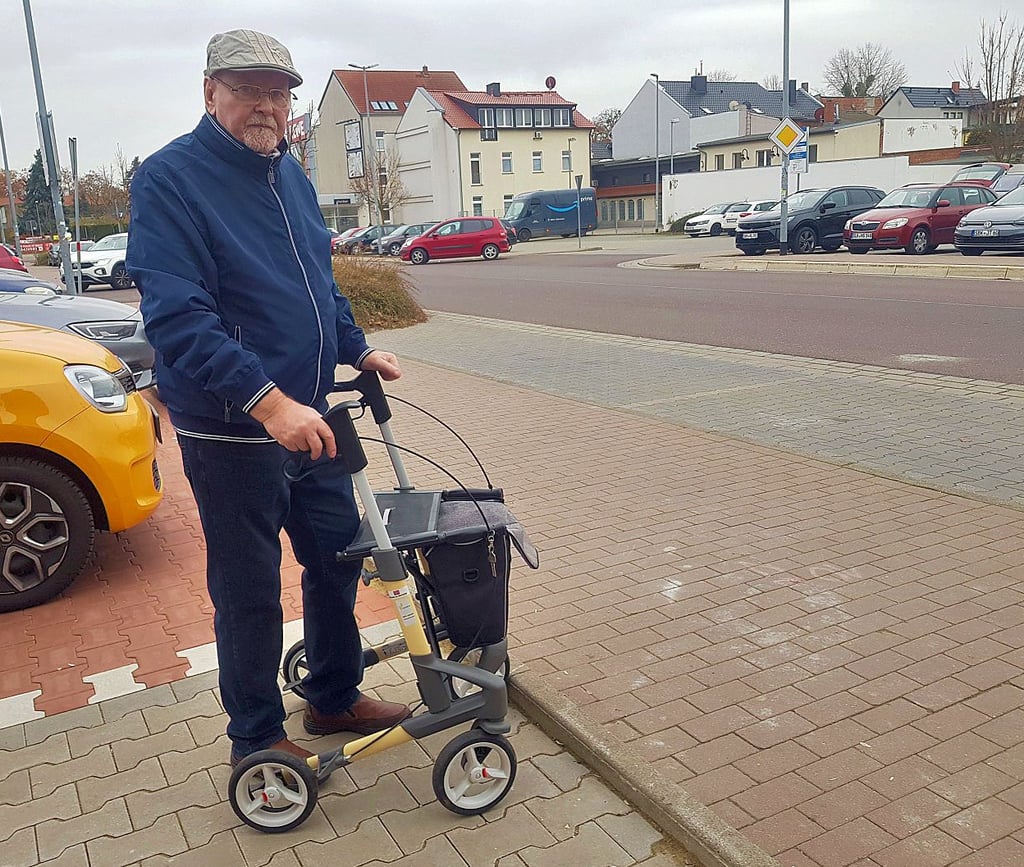 Für Menschen, die auf Rollator oder Rollstuhl angewiesen sind, ist die Kante ein zusätzliches Hindernis. Mit Barrierefreiheit habe das nicht viel zu tun, macht der Schönebecker Harald Bahr aufmerksam.