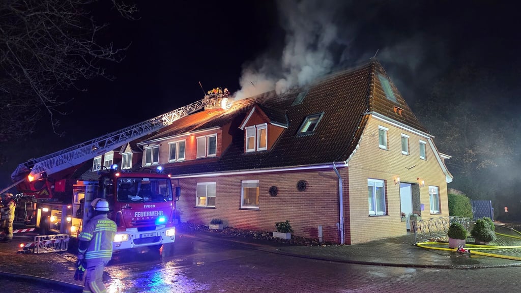 Einsatzkräfte mehrerer Feuerwehren waren in der Nacht im Einsatz gegen einen Brand in einem Pflegeheim im Neustädter Ortsteil Schneeren.