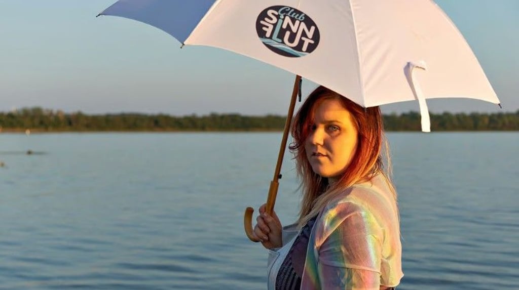 Allzeit gut beschirmt: „Club Sinnflut“-Musikerin Alexandra Reppe, geboren in Halle.