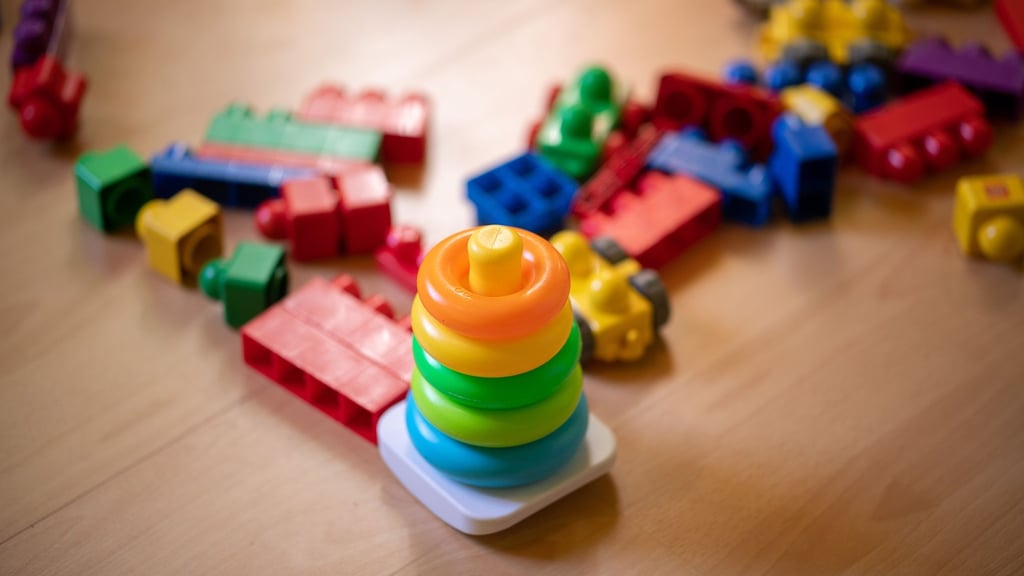 Beim Spielzeugkauf sollten Verbraucherinnen und Verbraucher laut Europol besonders wachsam sein, um Gefahren für Kinder zu vermeiden. (Symbolbild)