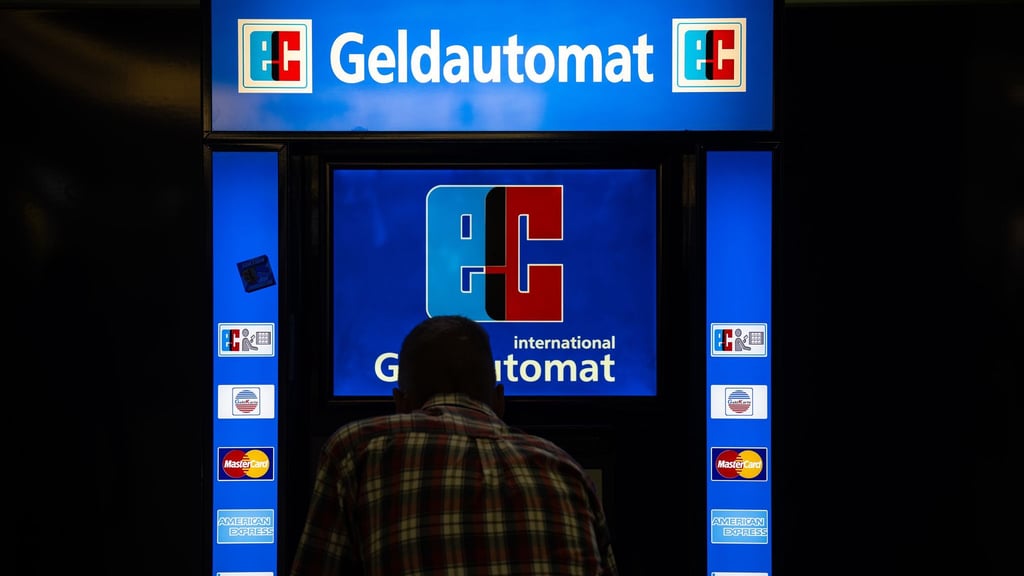 EU-Unterhändler haben sich auf neue Regeln zu Bargeldzugang und gegen Online-Betrug geeinigt. (Symbolbild)