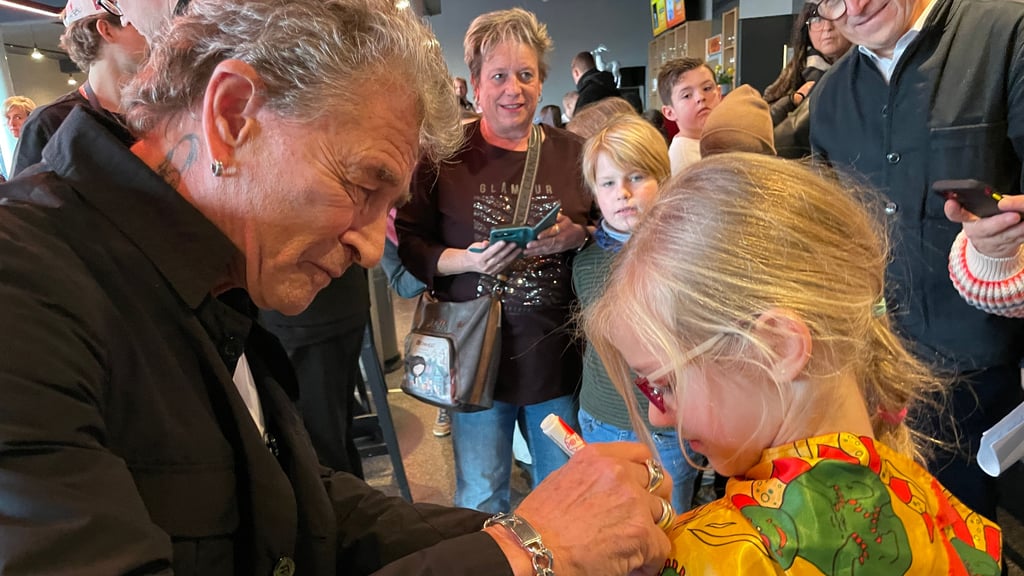 Promi-Alarm im Steintor: Rockstar Peter Maffay signiert für die sechsjährige Nele einen Umhang mit „Tabaluga“-Drachenmuster. Der Sänger stellte zur Premiere des Musicals „Anouk“ auch seine Peter-Maffay-Stiftung zugunsten benachteiligter Kinder vor. 