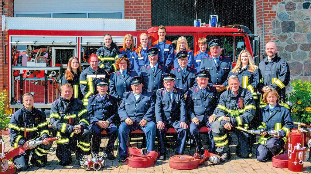 Zum 130-jährigen Bestehen der Feuerwehr Buchholz (letzte Reihe von links): Sarah Stoppok, Julia Hahne, Charolotte Stoppok, Wilhelm Trefflich, Amy Schulze, Gorden Aschenbach (Mittelreihe) Marlene Wulff, Claudia Busse, Kathleen Trefflich, Bernd Güldenpfennig, Stefan Hahne, Guido Hahne, Jessica Oneßeit, Lennart Purschke (vordere Reihe von links) Tim Ebel, Andreas Stoppok, Werner Gaedke, Berthold Poltrock, Uwe Hübner, Patrick Schöndube, Frank Trefflich, Silke Stoppock.