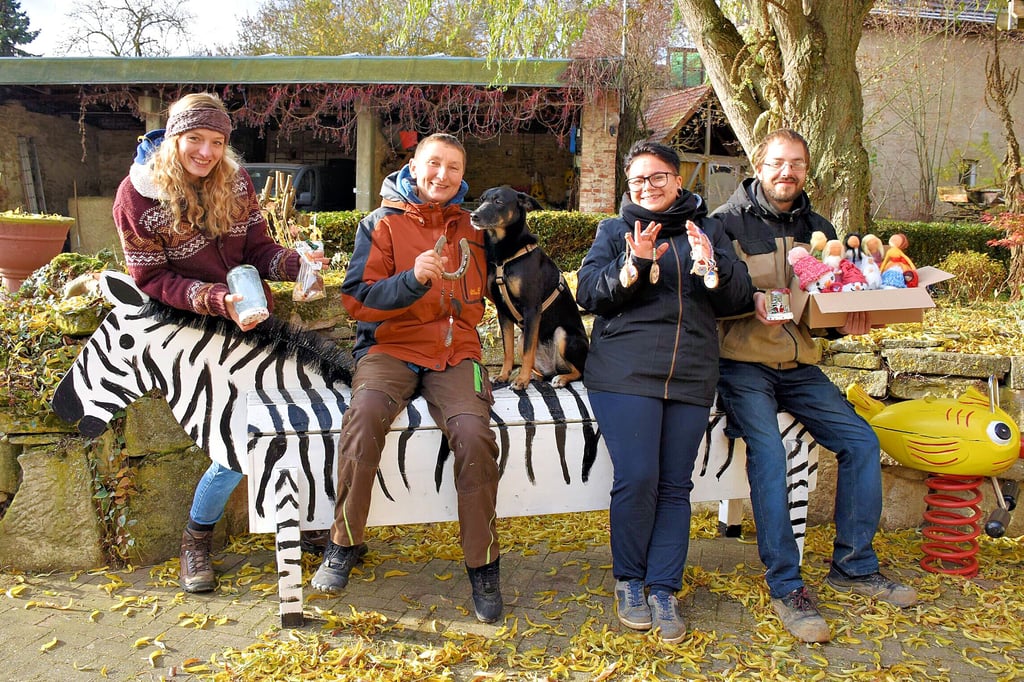 Patricia Kaube, Andrea Weinl, Patricia Klotz und Toni Wöllner freuen sich auf den Adventsmarkt. Sie nehmen Platz auf Zebra Petra, das nach einem Kindergeburtstag in Hessen entsorgt werden sollte. Jetzt zog das Holzgefährt in den Osten, wo es sich von den Reitkindern geduldig Zaumzeug anlegen lässt.