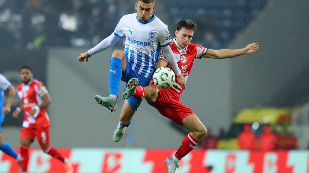 Der FSV Mainz 05 um William Bøving (r) tat sich gegen Craiova schwer.