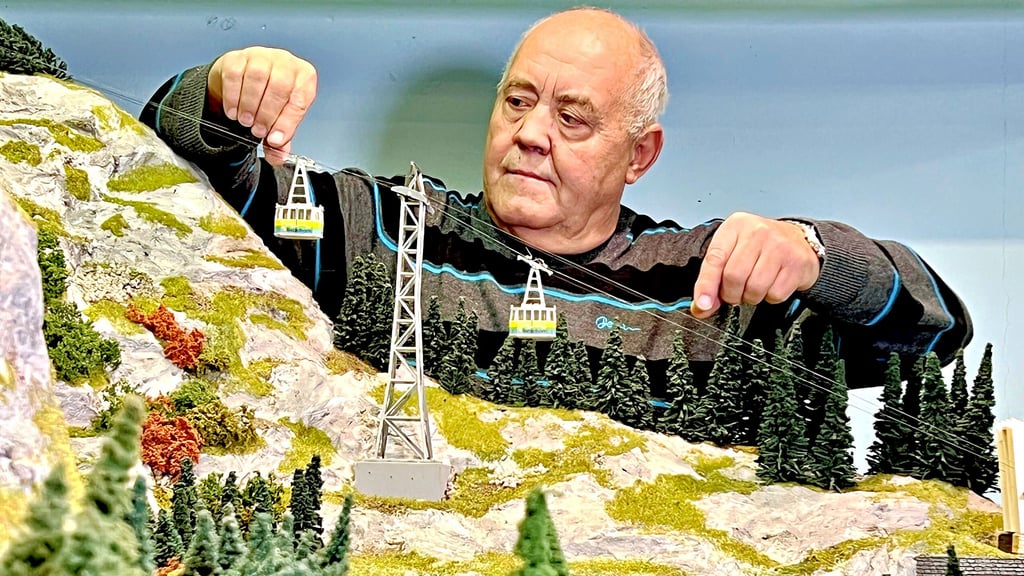 Ronald Hoppe präsentiert die  Seilbahn, die bei der Modelleisenbahnausstellung in Bernburg gezeigt wird. 