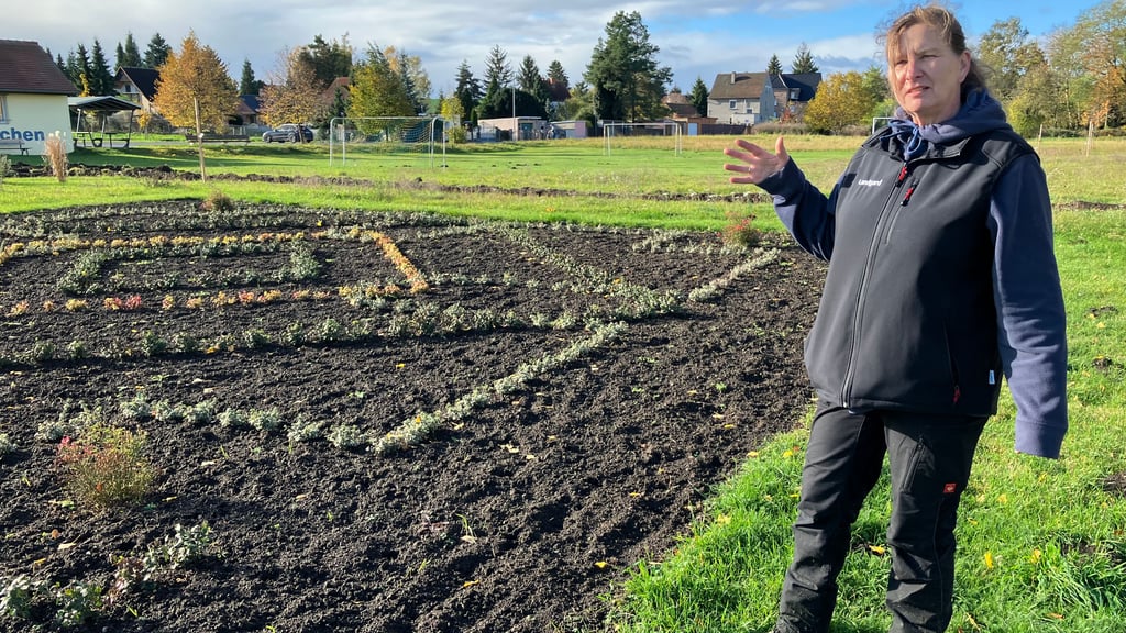 Angela Lehmann zeigt den Knotengarten, den sie auf dem ehemaligen Sportplatz des SV Keutschen angelegt hat.