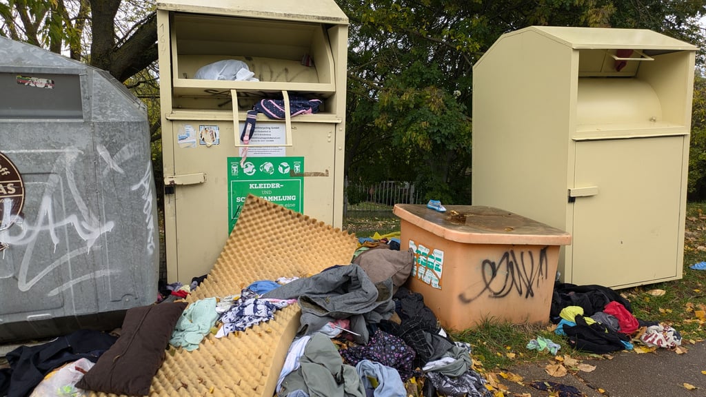 So sieht sie aus, die „Altkleiderkrise“: Ein als Mülleimer zweckentfremderter Container in Zeitz (Burgenlandkreis).