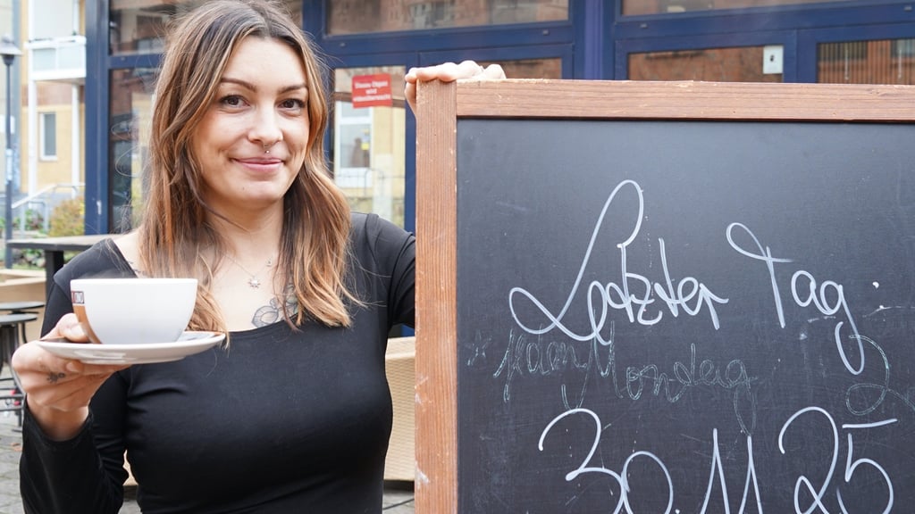 Gina Neumann schließt das Café auf dem Zentralen Platz am 30. November 2025.