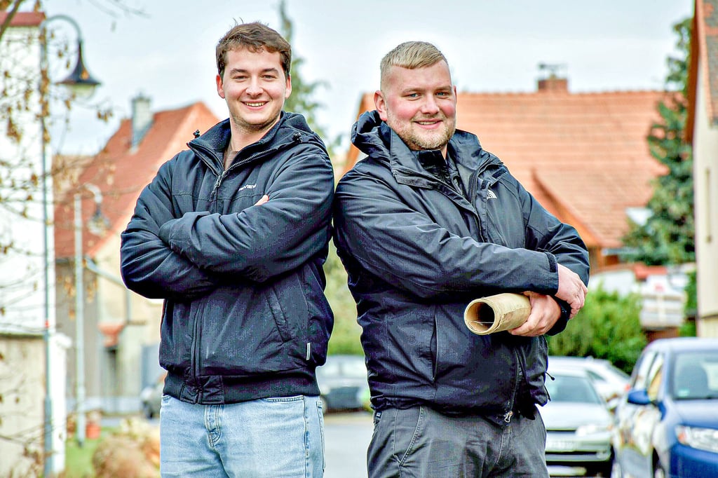 Mit einer alten Flurkarte und neuen Ideen schreiben Felix Pfauter (li.) und Robin Krämer die Geschichte Zangenbergs fort.