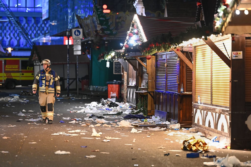 Der Abend nach dem Anschlag am 20. Dezember 2024: Ein Feuerwehrmann in der vom Täter verwüsteten Hauptgasse des Magdeburger Weihnachtsmarktes.