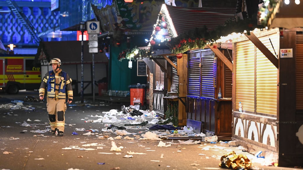 Der Abend nach dem Anschlag am 20. Dezember 2024: Ein Feuerwehrmann in der vom Täter verwüsteten Hauptgasse des Magdeburger Weihnachtsmarktes.