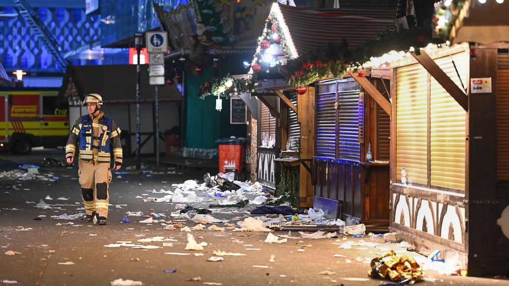 Der Abend nach dem Anschlag am 20. Dezember 2024: Ein Feuerwehrmann in der vom Täter verwüsteten Hauptgasse des Magdeburger Weihnachtsmarktes.