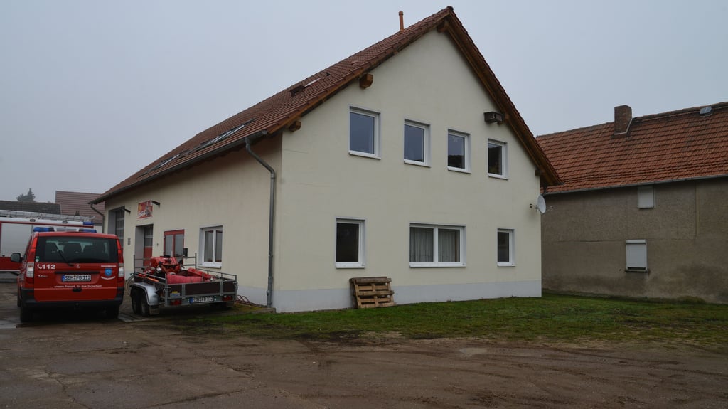 Das Bennunger Feuerwehrgerätehaus stammt zwar aus dem Jahr 2002, doch inzwischen bietet es nicht mehr ausreichend Platz. Auf der freien Fläche ist der Anbau vorgesehen.