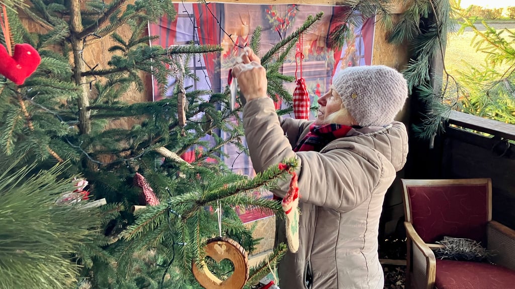 Auch beim Schmücken der Vorleseecke geht's ums Detail.