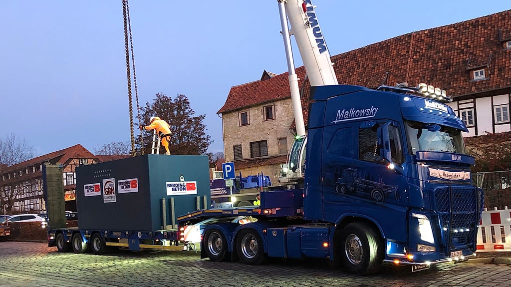 Vorbereitungen am Standort des neuen Denkmalbrunnens, der am Carl-Ritter-Platz in Quedlinburg entsteht: Die Brunnenkammer wird am Kran befestigt.