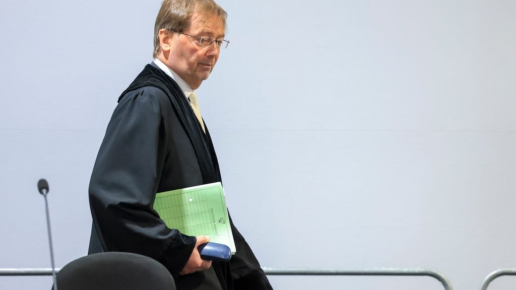 Der Vorsitzende Richter Dirk Sternberg betont, dass die Rechte aller Prozessbeteiligten gewahrt werden müssen. (Archivbild)