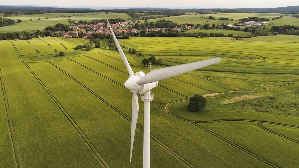 Eine Windkraftanlage bei Breitenstein im Südharz.