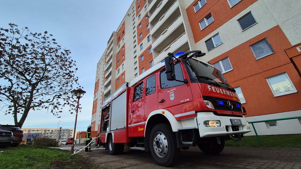 Die Feuerwehr ist am Donnerstag, 27. November, wegen eines Brandes in die Dr.-Kurt-Schumacher-Straße in Stendal ausgerückt.