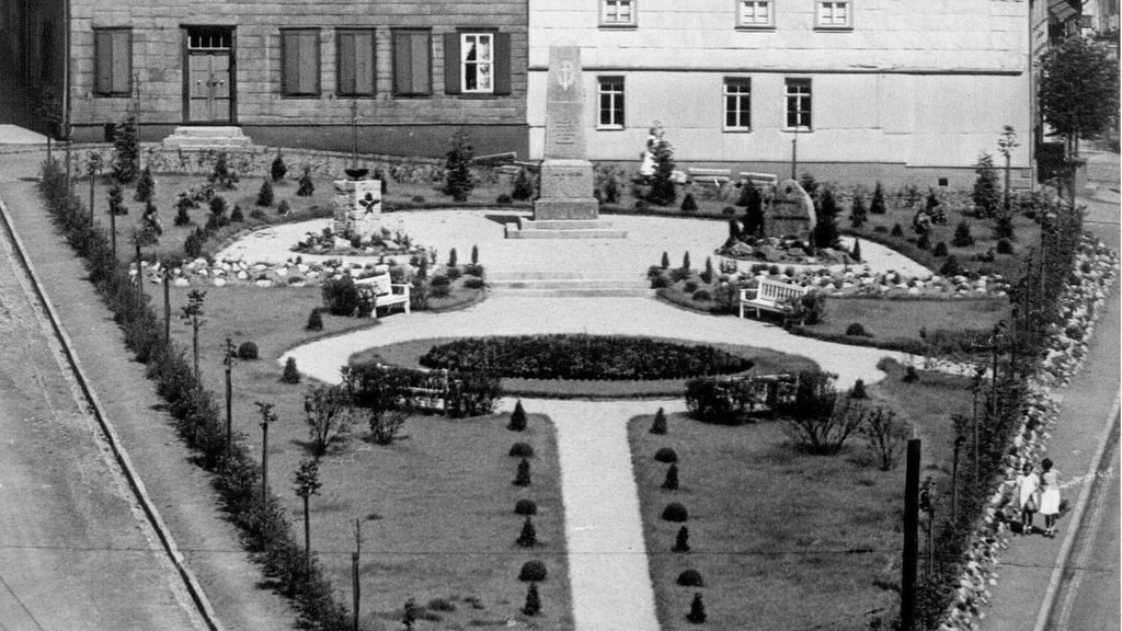 Erst Spielplatz, dann Gedenkstätte: An der Herrichtung beteiligten sich auch die Mitglieder der deutschen Nationalmannschaften der Boxer und Ringer, die sich in einem Trainingslager auf die Olympischen Spiele in Berlin vorbereiteten. Und so präsentierte sich das fertige Projekt in Benneckenstein im Jahre 1936.