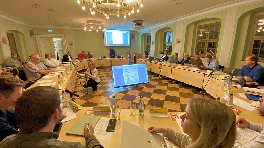 Neue Technik: Weil die von der Beamer-Leinwand entfernt sitzenden Stadträte  die darauf projizierten Dokumente schlecht bis gar nicht  erkennen konnten, hatten sie zum ersten Mal in einer Ratsrunde am Dienstag einen zusätzlichen Monitor in der Mitte des Ratssaales vor Augen. 