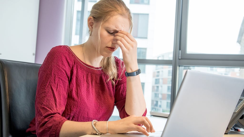 Trockene und müde Augen gehören zu den typischen Folgen intensiver Bildschirmarbeit: Regelmäßige Entlastung schützt die Sehkraft.