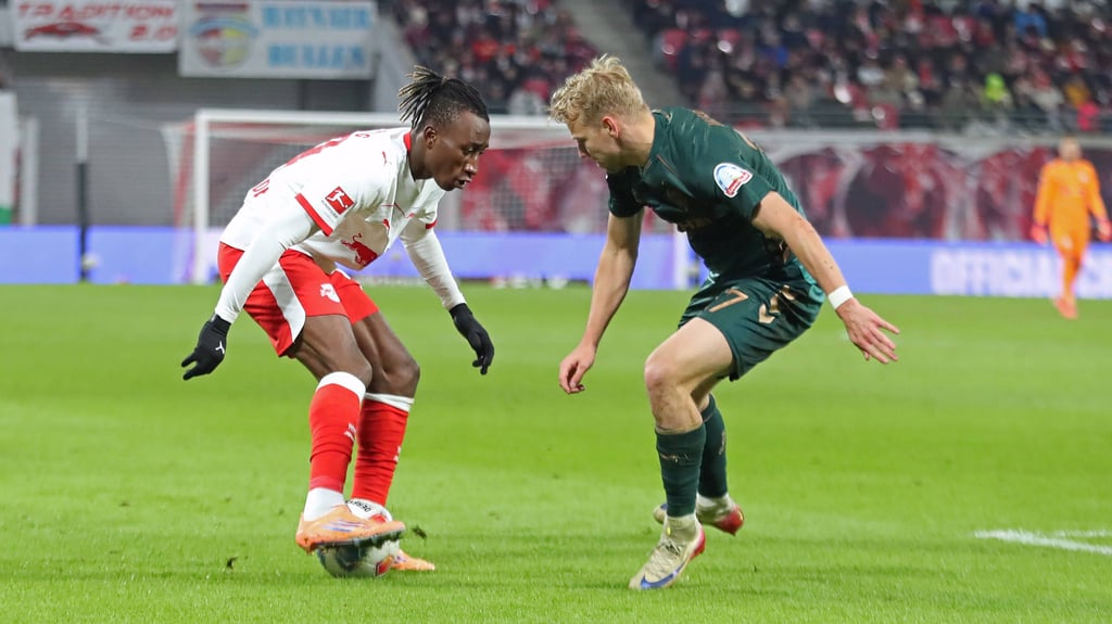 Tänzchen gefällig? Yan Diomande gegen Bremens Marco Grüll.