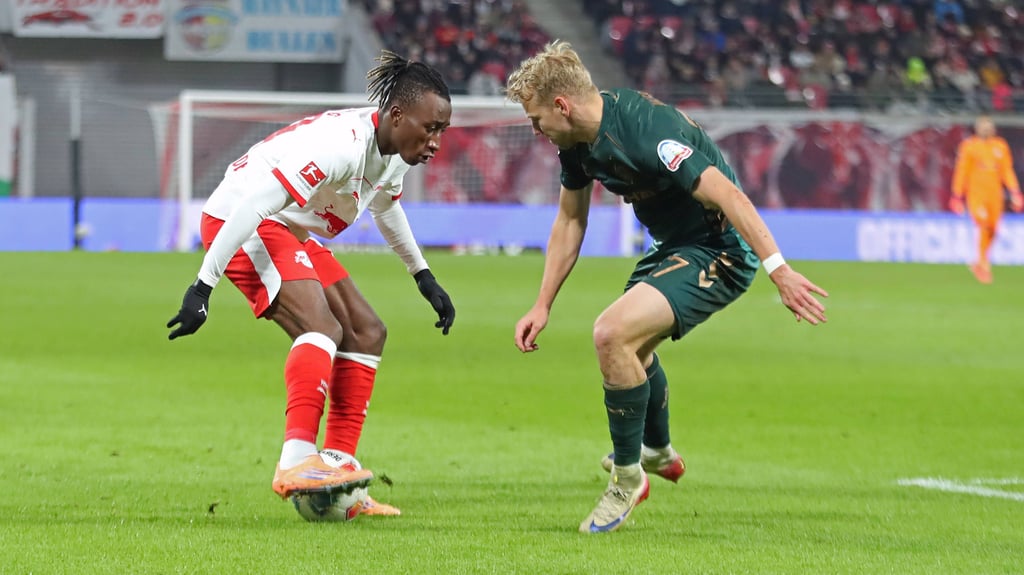 Tänzchen gefällig? Yan Diomande gegen Bremens Marco Grüll.