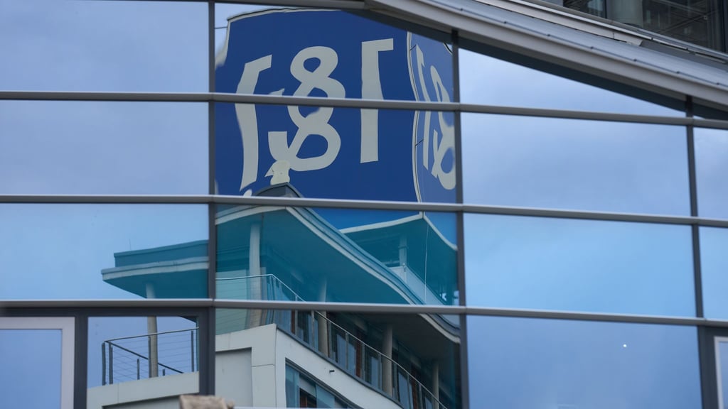 Das Logo vom 1&1 an der Firmenzentrale in Montabaur im Westerwald.