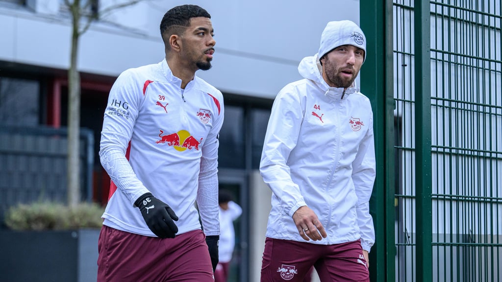 Benny Henrichs und Kevin Kampl (r.) betreten das Trainingsgelände am Cottaweg.
