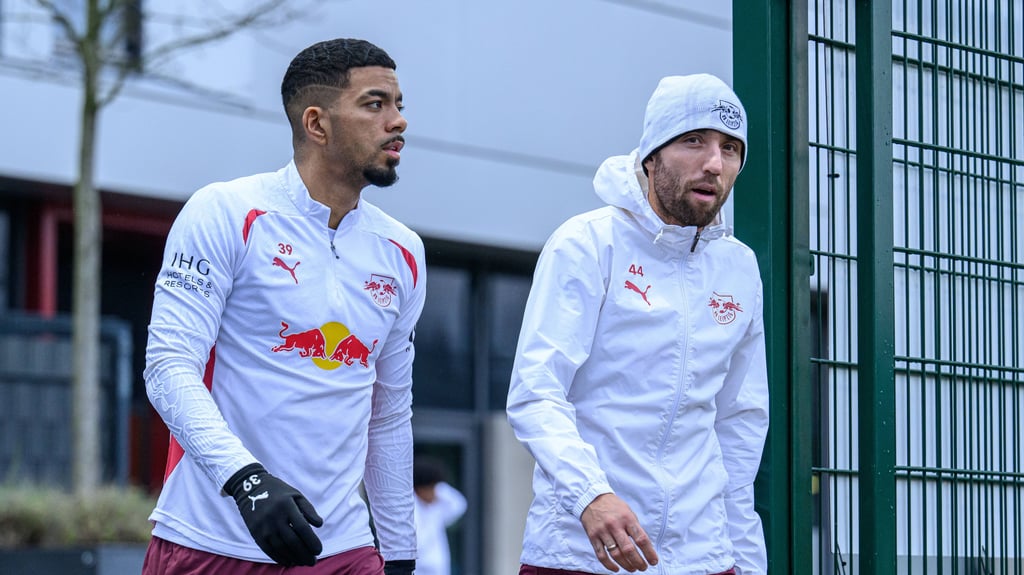 Benny Henrichs und Kevin Kampl (r.) betreten das Trainingsgelände am Cottaweg.