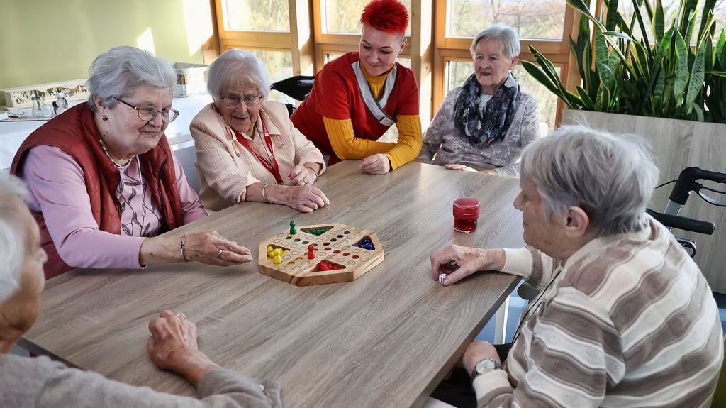 Im Betreuten Wohnen des Südharzer Pflegeservices in Benndorf spielen die  Bewohnerinnen mit Freude „Mensch ärgere Dich nicht".