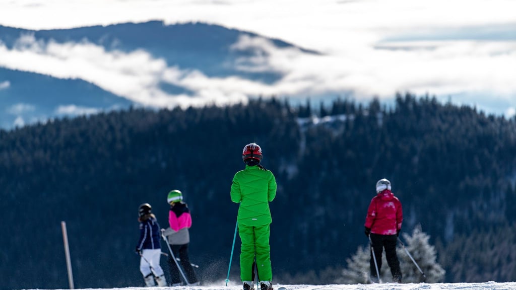 Die Preise für Skipässe sind in dieser Saison im Schnitt um rund fünf Prozent gestiegen: Am teuersten ist das Tagesticket für Erwachsene mit 106 Euro im Schweizer Zermatt, während am Feldberg im Schwarzwald bereits 42 Euro ausreichen.