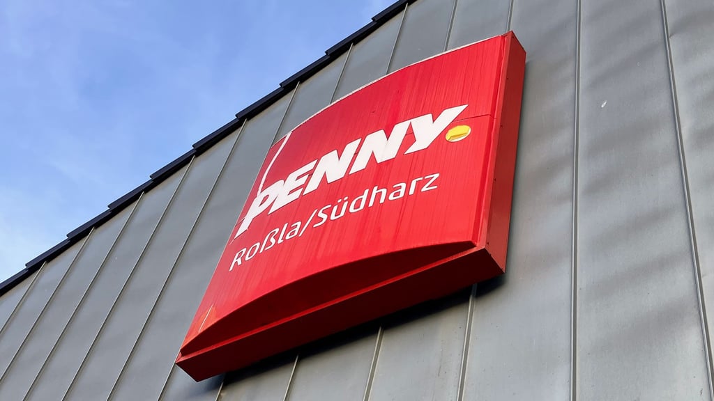 Blick auf das Logo des Penny-Markts in Roßla.