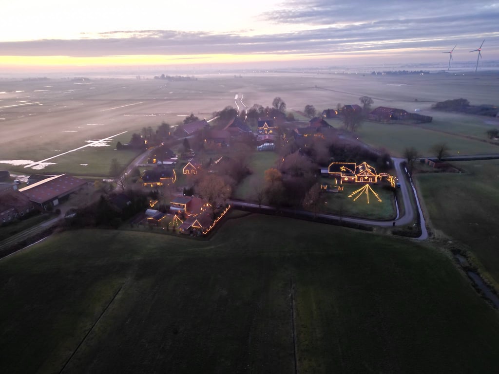 Fast das ganze Dorf Bingumgaste ist zur Adventszeit festlich beleuchtet.