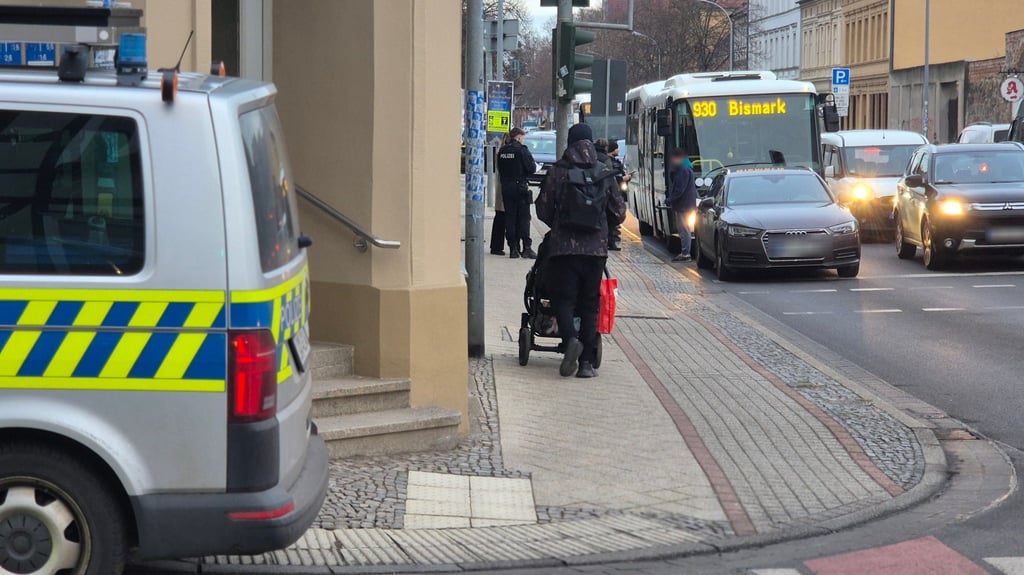 Ein Bus ist in der Bismarckstraße in Stendal am Donnerstag, 27. November, einem Audi aufgefahren.